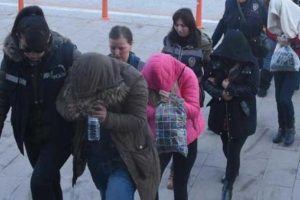 İğren&ccedil; pazarlık! Bir trakt&ouml;r odun i&ccedil;in fuhuş...