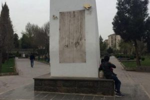 İnsan Hakları Evrensel Bildirgesi yazılı levha &ccedil;alınmış