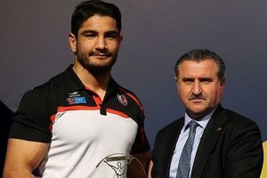 Taha Akg&uuml;l ve İsmail Balaban'a plaket verildi