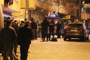 Kahvehaneye silahlı saldırı! Yaralılar var