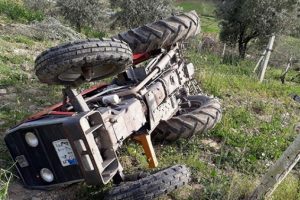 Sakarya'da iki ayrı trakt&ouml;r kazası: 2 &ouml;l&uuml;