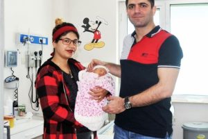 2 g&uuml;nl&uuml;k bebekten 10 santimetre &ccedil;apında kist &ccedil;ıkarıldı!