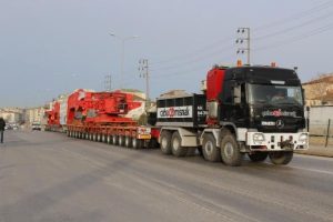 Dev ara&ccedil;ta taşınan 395 tonluk transformat&ouml;r, yolu ulaşıma kapadı