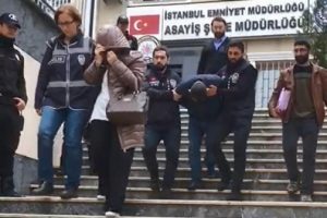 A&ccedil;amadıkları kasaları taşıyarak &ccedil;aldılar!