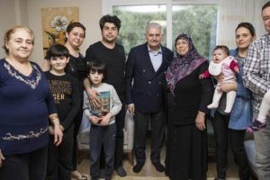 Başbakan Yıldırım'ın ev ziyaretinde ilgin&ccedil; sohbet