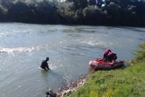 Evine d&ouml;nmeyen yaşlı adamın elbiseleri ırmakta bulundu