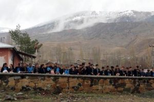 &Ouml;ğrenciler, artık yemeklerini duvar &uuml;zerinde yemiyor