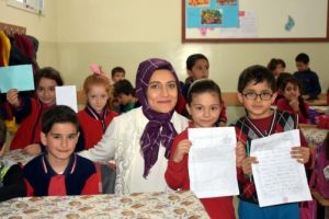 G&uuml;venlik g&ouml;revlisi Aylin, doğu ve batının k&ouml;pr&uuml;s&uuml; oldu