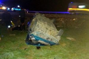 Afyon'da otomobil şarampole yuvarlandı: 2 &ouml;l&uuml;, 3 yaralı