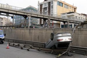 Kontrolden &ccedil;ıkan otomobil yan yola d&uuml;şt&uuml;!