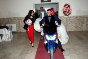 Motosiklet tutkunu &ccedil;ift, d&uuml;ğ&uuml;nlerine motorla katıldı!