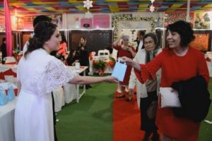 Nikah t&ouml;reninde şeker yerine kedi ve k&ouml;pek maması dağıttılar!