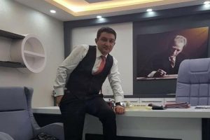Direğe &ccedil;arpan otomobilin s&uuml;r&uuml;c&uuml;s&uuml; hayatını kaybetti