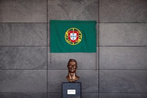 Alay konusu olan heykeltıraştan ikinci kez Ronaldo heykeli