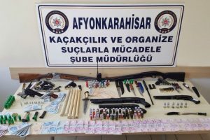 Dolmuş duraklarından usuls&uuml;z para topladığı iddia edilen 5 kişi tutuklandı