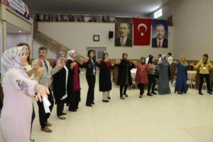 Kadroya ge&ccedil;işlerini halay &ccedil;ekerek kutladılar
