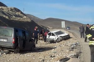 Erzurum'da iki otomobil kafa kafaya &ccedil;arpıştı: 6 yaralı