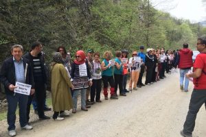 İnsan zinciri oluşturup "HES'e hayır" dediler