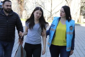 Uyuşturucuyla yakalanan 17 yaşındaki kadın ile kocası tutuklandı