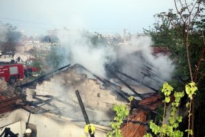 Boş gecekonduda &ccedil;ıkan yangını itfaiye s&ouml;nd&uuml;rd&uuml;