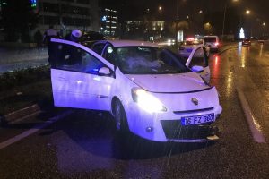 Bursa'da kayganlaşan yolda otomobil elektrik direğine &ccedil;arptı!