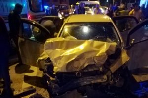 Kamyonla otomobil &ccedil;arpıştı: 5 yaralı