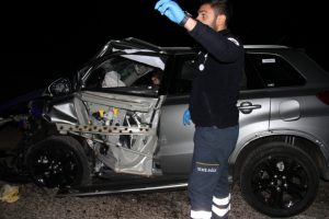 Konya'da iki otomobil &ccedil;arpıştı: 3 &ouml;l&uuml;, 2 yaralı