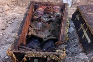 G&ouml;m&uuml;lm&uuml;ş halde bulunan yarbay iki &uuml;lke arasında kriz &ccedil;ıkardı