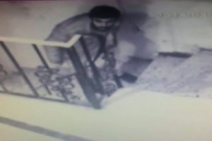 Baltalı hırsız ağzında sigarayla hırdavat dolu &ccedil;uval &ccedil;aldı