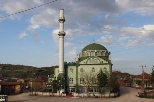 Fırtına minarenin k&uuml;lahını u&ccedil;urdu