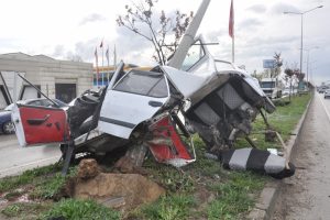 Bursa'da ikiye b&ouml;l&uuml;nen ara&ccedil;ta can verdi