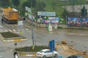 D&ouml;k&uuml;len molozlar kazaya davetiye &ccedil;ıkardı