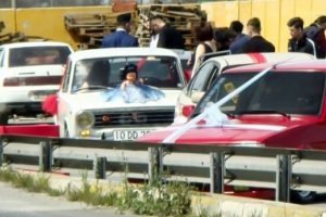 D&uuml;ğ&uuml;n konvoyuna ceza! Gelin ve damat şaka sandı ama...