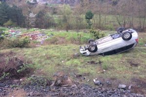 Bursa'da otomobil tarlaya u&ccedil;tu