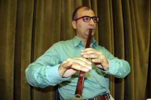 Kırkından sonra hem kaval hem bağlama &ouml;ğrendi