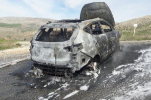 Seyir halindeki otomobil yanarak k&uuml;l oldu