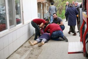 Yangını g&ouml;ren ev sahibi bayıldı