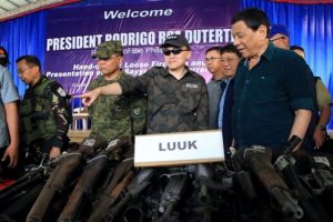 Duterte h&uuml;k&uuml;meti 811 kişiyi tutukladı