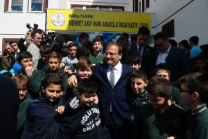 Başbakan Yardımcısı &Ccedil;avuşoğlu Bursa'da okul a&ccedil;ılışına katıldı