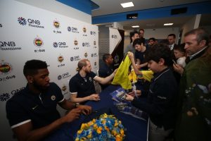 Fenerbah&ccedil;e Doğuş oyuncuları taraftarla buluştu