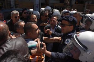 Polis pazarcılara biber gazıyla m&uuml;dahale etti