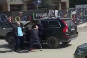 İş adamı, evini soyan hırsıza benzettiği gencin kafasına silah dayadı