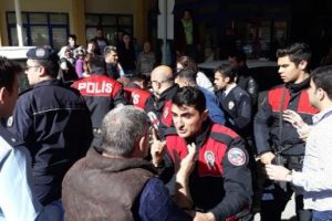 İzmir'de silahlı kavga: 4 kişi yaralandı