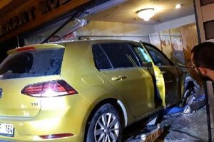 Yoldan &ccedil;ıkan otomobil mağazaya daldı!