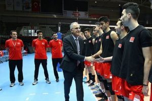 Akif &Uuml;st&uuml;ndağ'dan milli voleybolculara ziyaret