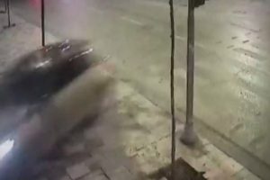 Kontrolden &ccedil;ıkan otomobil mağazaya girdi