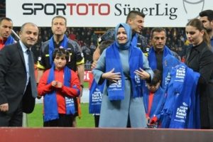 Bakan Kaya, Kayseri'de hakem ve futbolculara mavi atkı taktı