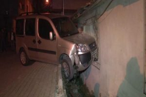 Otomobil eve girdi: 1 yaralı