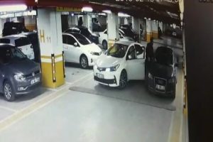 Yanlış parka kızıp aracın silecekleri kırdı