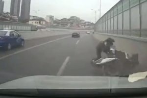 Duvara &ccedil;arpan motosikletli, otomobilin altında kaldı